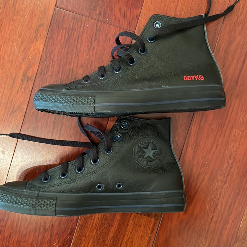 Converse Chuck Taylor All Star Leather (navy leather) size US 8. Like new.
